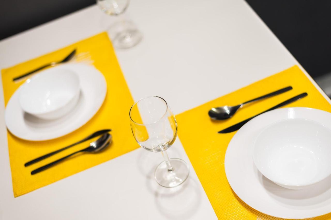 Black & Yellow Centrally Located Studio Novi Sad Exterior foto